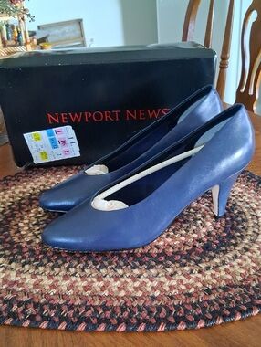 Newport News Navy Leather Mid Heel Pumps Sz.9M